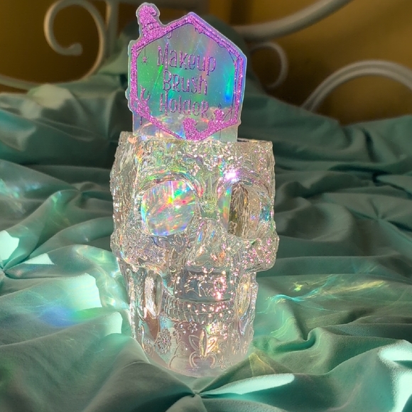 Skull Makeup Brush Holder - Picture 5 of 6